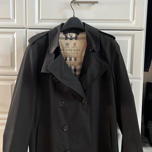 Burberry- The Kensington -Short- Trench Coat for Men- Black- Never Worn